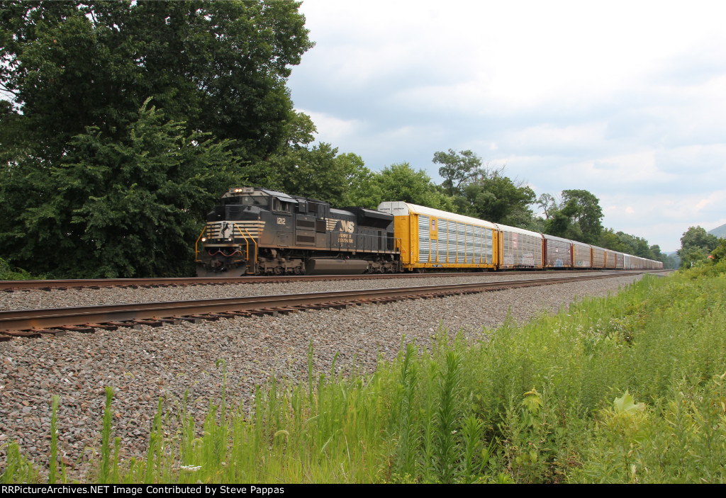 NS 1212 with a short train of autoracks